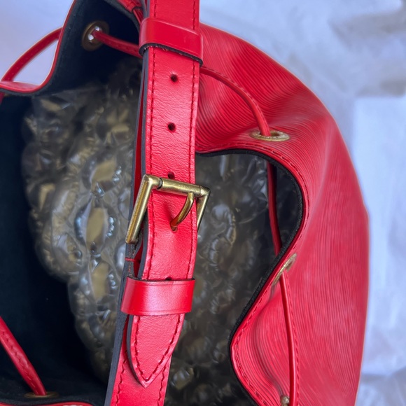 LOUIS VUITTON Petit Noe Drawstring Shoulder Bag Epi Leather Castilian Red - Picture 8 of 16